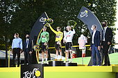 Tour de France-Sieger Jonas Vingegaard mit Kristallglastrophäe von ŠKODA AUTO geehrt