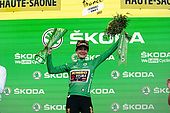 Marianne Vos erhält grüne Kristallglas-Trophäe von ŠKODA AUTO bei der Tour de France Femmes avec ZWIFT