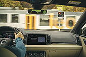 Mehr Sicherheit im Straßenverkehr: ŠKODA testet Zugwarnungen für Traffication-Infotainment-App